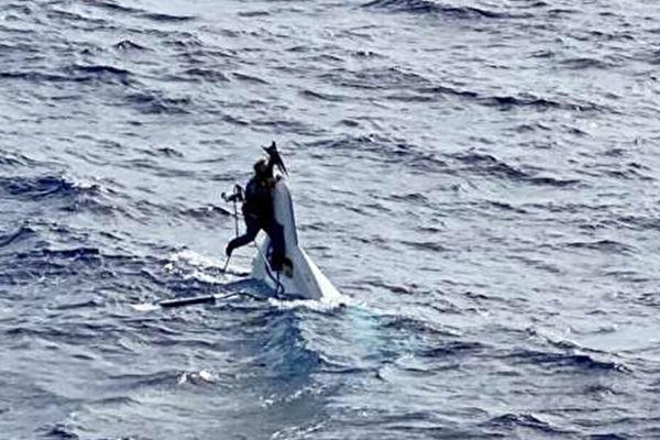 美国佛州一名62岁的男子驾游艇出海翻船,在海上漂一夜幸运获救。(图片来源:美国海岸警卫队)