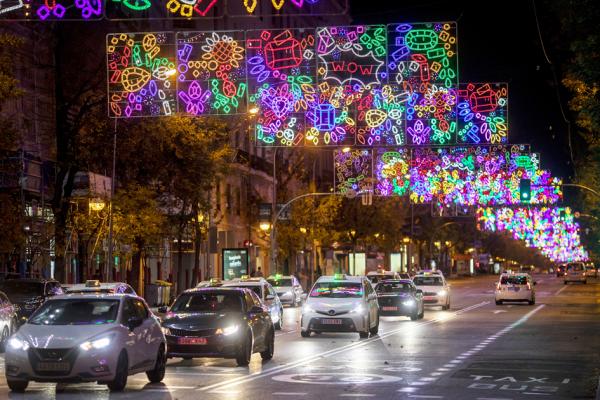 马德里Goya街道,圣诞灯光璀璨。西班牙卫生部呼吁民众在圣诞和新年期间尽量避免旅行。(Pablo Blazquez Dominguez/Getty Images)