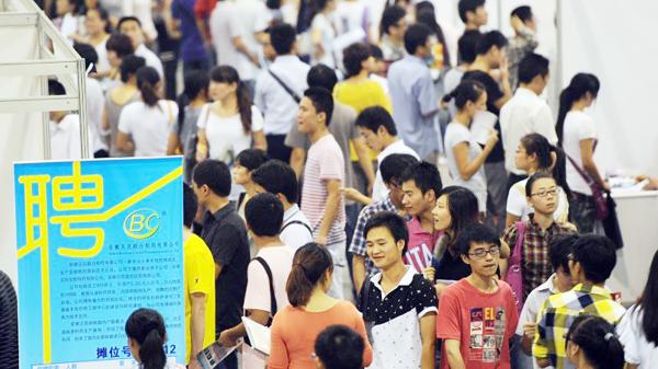 穿梭在就业市场里找工作的大学生们（Getty Images）