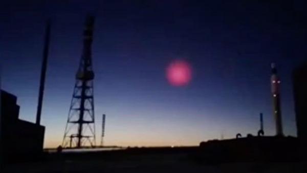 12月23日青海省玉树早晨天降巨大火流星，当晚玉树北面的德令哈地区再现一“神秘红光”，引发关注。（图片来源：视频截图）