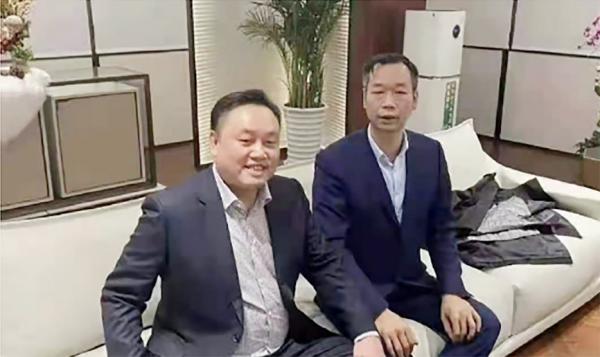 日前，有网友上传黄光裕与友人在北京的合照