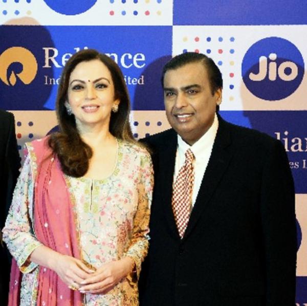 穆克什和妻子妮塔(PUNIT PARANJPE/AFP via Getty Image)