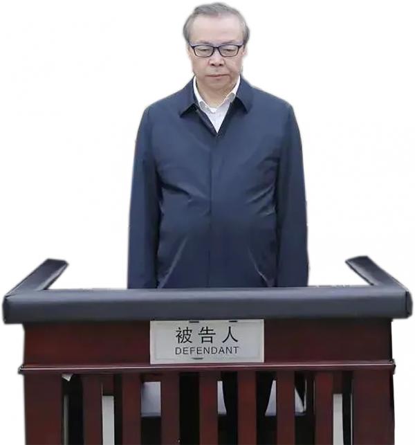 赖小民在法庭上受审。