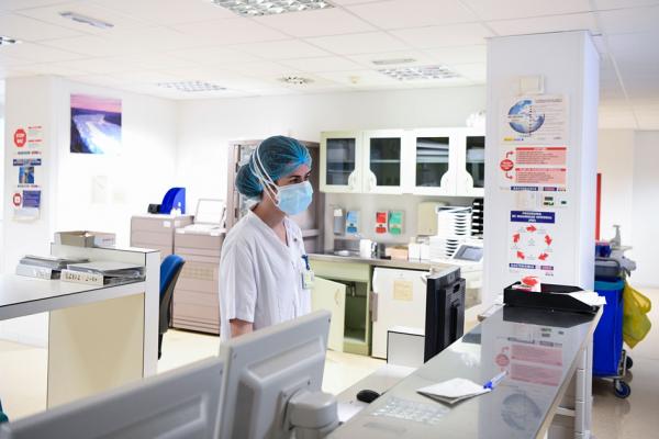 西班牙病例暴增,各地医院压力大增。(PAU BARRENA/AFP via Getty Images)