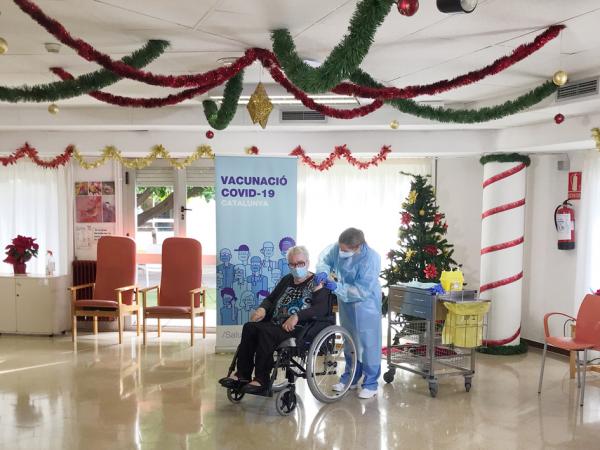 西班牙一养老院的老人正在接种疫苗，摄于2020年12月27日。（MAUD WATINE /AFP via Getty Images）