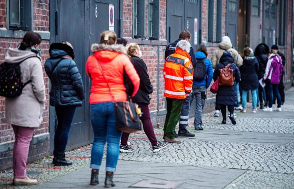 2020年12月29日,柏林第6疫苗接种处人们排队等待。(JOHN MACDOUGALL/AFP via Getty Images)