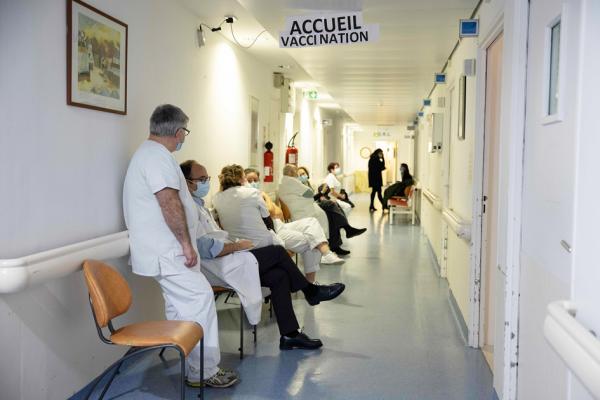 在巴黎附近的Covid-19疫苗接种中心,医生、医护人员和行政人员在等待接种疫苗。摄于今年1月6日。(Thomas SAMSON/AFP via Getty Images)