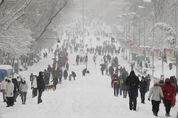 西班牙降大雪，民众欣喜玩乐。（Pablo Blazquez Dominguez/Getty Images）