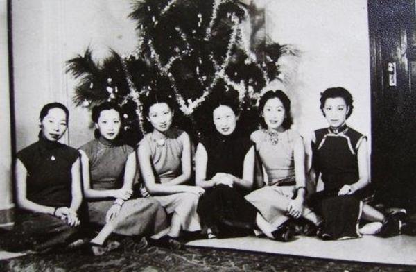 严仁美与赵四小姐等人合影。右一为严仁美,左三为赵四小姐。