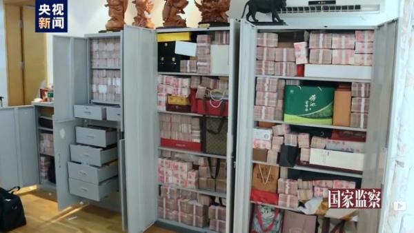 赖小民一处藏匿赃款的房屋被发现,里面有多个保险柜,存放的现金达2亿多元人民币。(网络图片)
