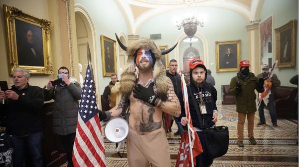 2021年1月6日,疑似极左组织成员伪装为川普支持者,进入了国会。(Win McNamee/Getty Images)