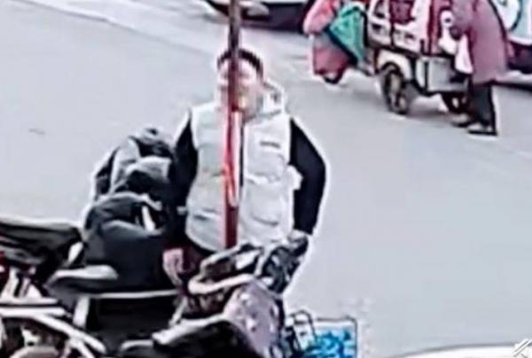 山东一少年在-16℃亲身试验舌头舔钢管,结果被牢牢黏住。(网络截图)