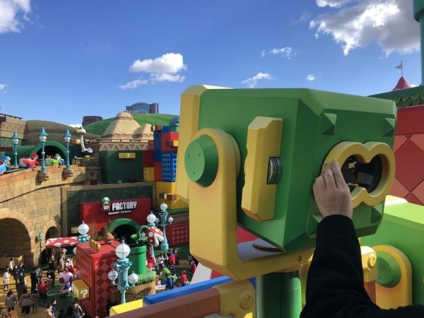 “超级任天堂世界”有多项游乐设施结合AR扩增实境技术,其中AR望眼镜可透过镜头在园区内窥见长翅膀的“问号砖”及“耀西”。