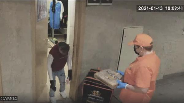 一名外卖员送外卖时,发现出门接货的根本就不是一个人,被吓了一大跳。(监控视频截图)