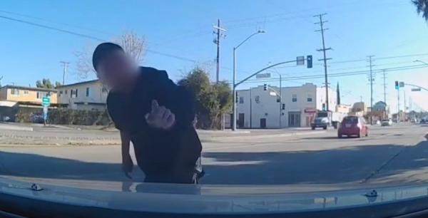 “ 碰瓷 ” 男子企图勒索车主。（图片来源：youtube截图）