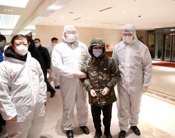 吴杰凯被办案人员押解归案。