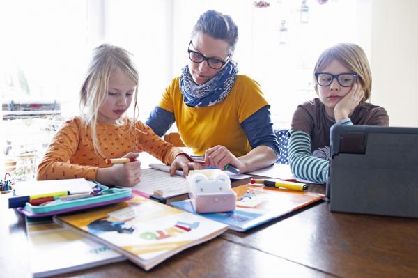 1月29日，德国封城期间两个孩子和母亲一起在网上上课。（Lars Baron/Getty Images）
