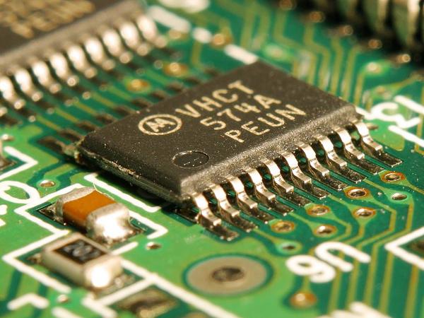 微芯片上的集成电路(维基百科/公有领域)