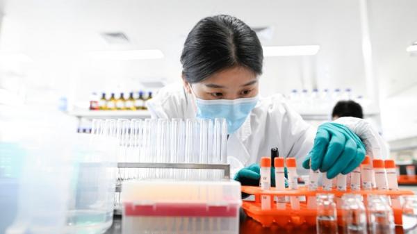 中共官方表示,近日发现有黑心商人贩售用生理食盐水冒充的假疫苗发瘟疫财。示意图。(图片来源:WANG ZHAO/AFP via Getty Images)