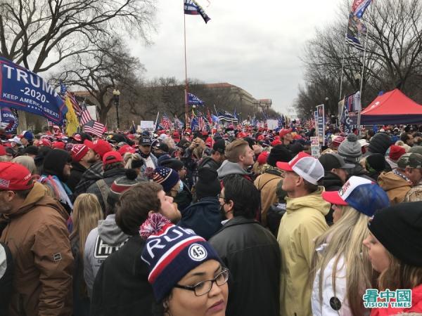 德国一个颇有戏剧性的“历史细节”改变了美国与世界历史。图为2021年1月6日,在华府参加 “ 制止窃选、拯救美国 ” 的川普总统支持者们,表现友好、平和。(图片来源:看中国记者摄影)