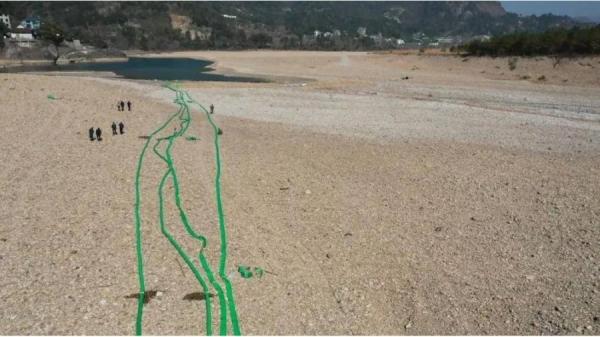 温州楠溪江断流,当地从楠溪江供水口下游水潭和饮水工程水库倒抽水(图片来源:微博)