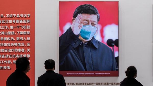 抗疫展览中的习近平照片(图片来源:NICOLAS ASFOURI/AFP via Getty Images)
