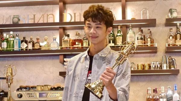 25岁台湾影帝吴政迪,多次入围金钟得奖,演技精湛获得肯定。在影视产业低迷中,他不仅乐观看待,有时间更是安排去餐厅打工,不怕脏苦态度,令人赞赏。(图片来源:脸书截图