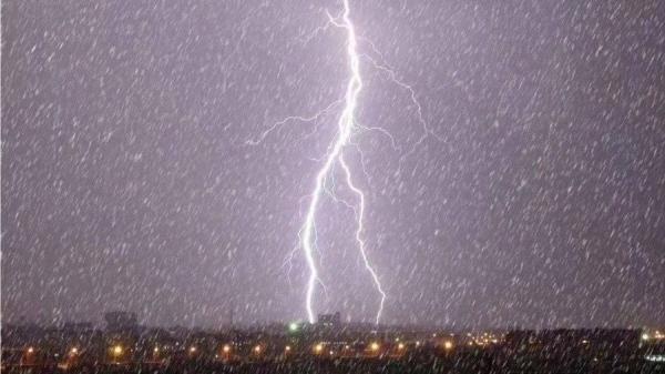 正月十三日晚,郑州下大雪并伴有雷电(图片来源:微博)