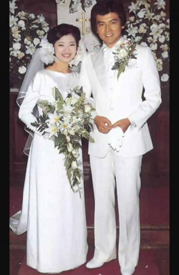 山口百惠与三浦友和的结婚照