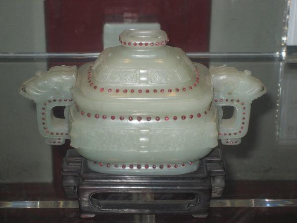 清•白玉嵌宝石炉 (图片来源:维基百科)