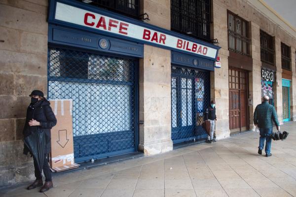 封锁措施导致很多中小企业面临破产危机,西班牙政府近日公布了70亿欧元的直接援助。(ANDER GILLENEA/AFP via Getty Images)