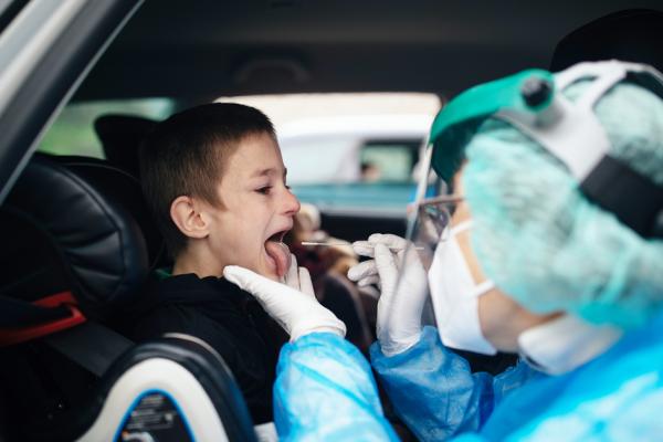 3月3日,西班牙一儿童接受核酸检测。(Alvaro Calvo/Getty Images)