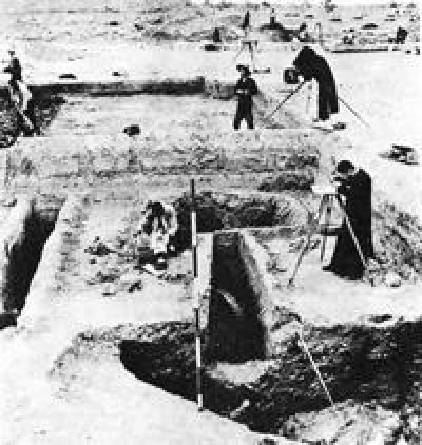 殷墟的挖掘现场(图:公有领域/维基百科)