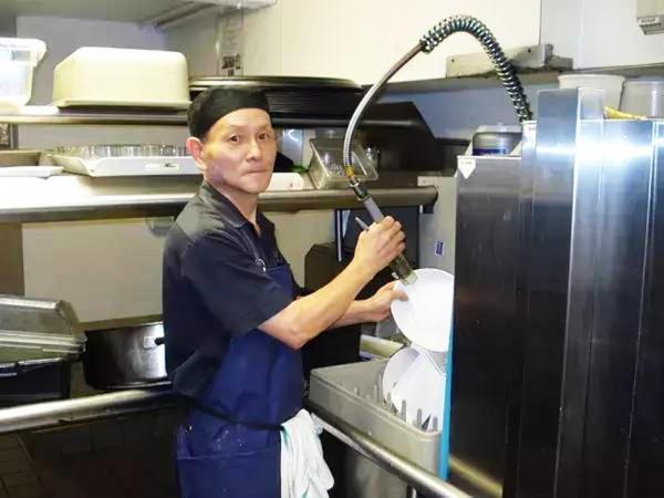 丁尚彪在餐厅打工