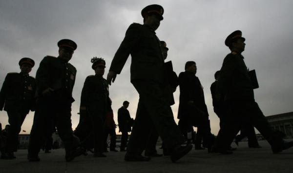 十六大(2002年)前,江泽民企图让其子江绵康进入总参掌握情报大权。图为中共军队。(图片来源:Getty Images)