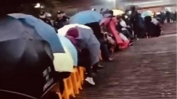 利息6万变100,华西村民冒雨排队挤兑(视频截图)