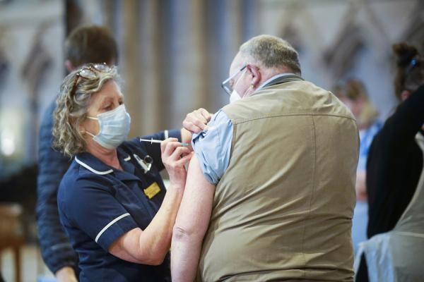 一名男子在接种疫苗。(Christopher Furlong/Getty Images)