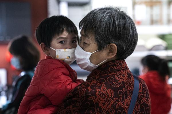2021年过年期间,祖孙二人在武汉逛商场(图片来源:Getty Images)