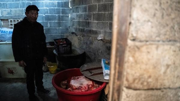 广西宾阳县一村委会2月26日发通知称,从3月1日起国家不再补贴,每人每年支付的医疗健保费将由280元上涨至720元人民币。示意图。(图片来源:NOEL CELIS/AFP via Getty Images)