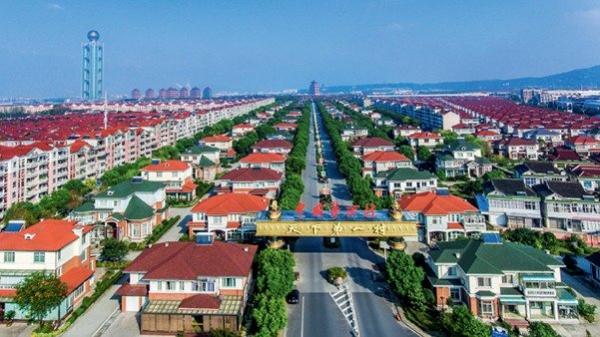 曾经是中国三大最富有村庄之一的江苏华西村鸟瞰。(网络图片)