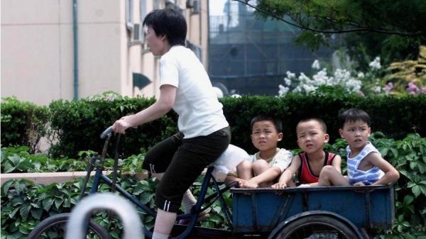 北京街头的妇女和儿童(图片来源:GOH CHAI HIN/AFP via Getty Images)