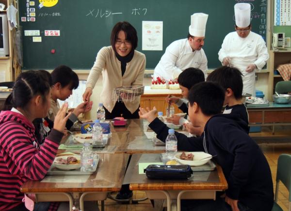 日本小学生的午餐（示意图/图片来源：KARYN POUPEE/AFP via Getty Images）