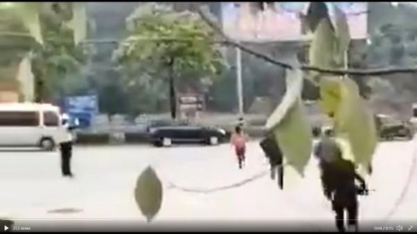 习近平在福建考察期间,有大陆民众向习近平的车队下跪喊冤,其车队却扬长而去。(图片来源:视频截图)