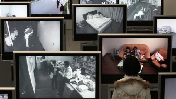 外界不禁质疑,中国人的婚姻怎么了。(图片来源:MARK RALSTON/AFP via Getty Images)