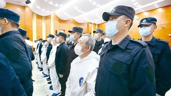 大连市中级法院判处被告人徐长元无期徒刑,剥夺政治权利终身。