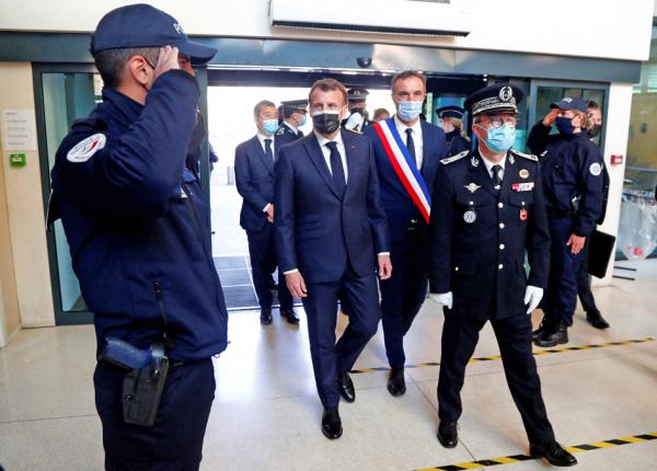法国总统马克龙(中)走访蒙彼利埃警察局。(GUILLAUME HORCAJUELO/POOL/AFP via Getty Images)