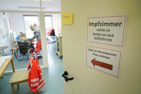 德国一家养老院的老人在接种疫苗。 (Sean Gallup/Getty Images)