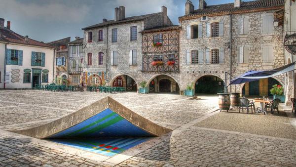 小镇广场(photophilde-The Village/Wikipedia/CC BY-SA 2.0)