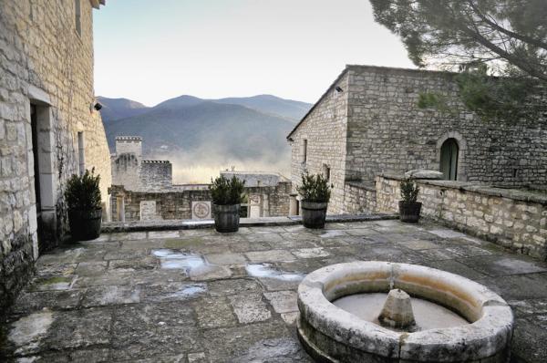 勒波埃特拉瓦勒镇的艺术中心平台（Toutaitanous 2/Wikipedia/CC BY-SA 3.0）