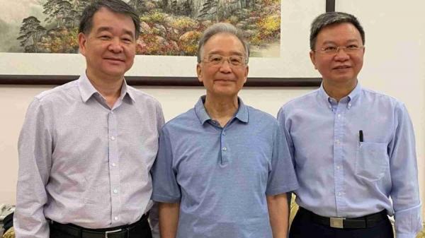 去年6月,温家宝(中)与兰州大学校方高层合影。